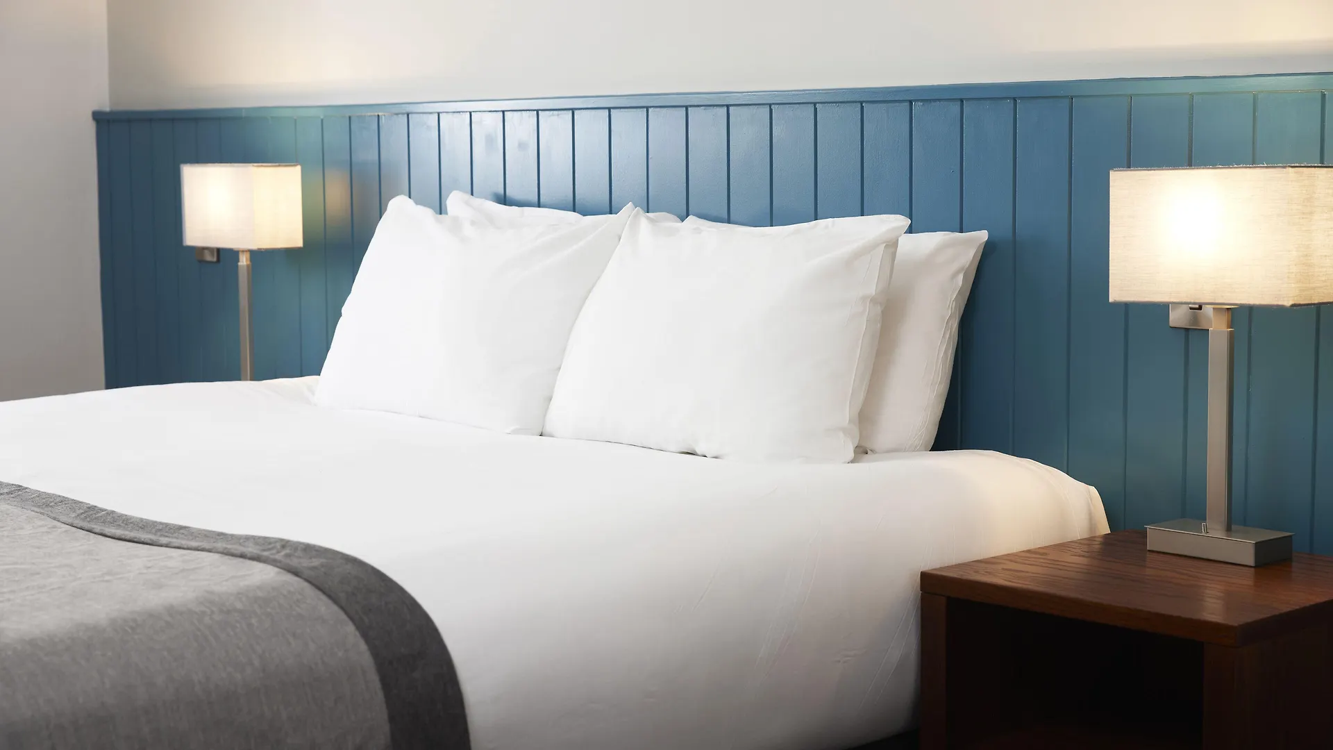 6 Resort Hotels Near Riverside Stadium Worth Booking