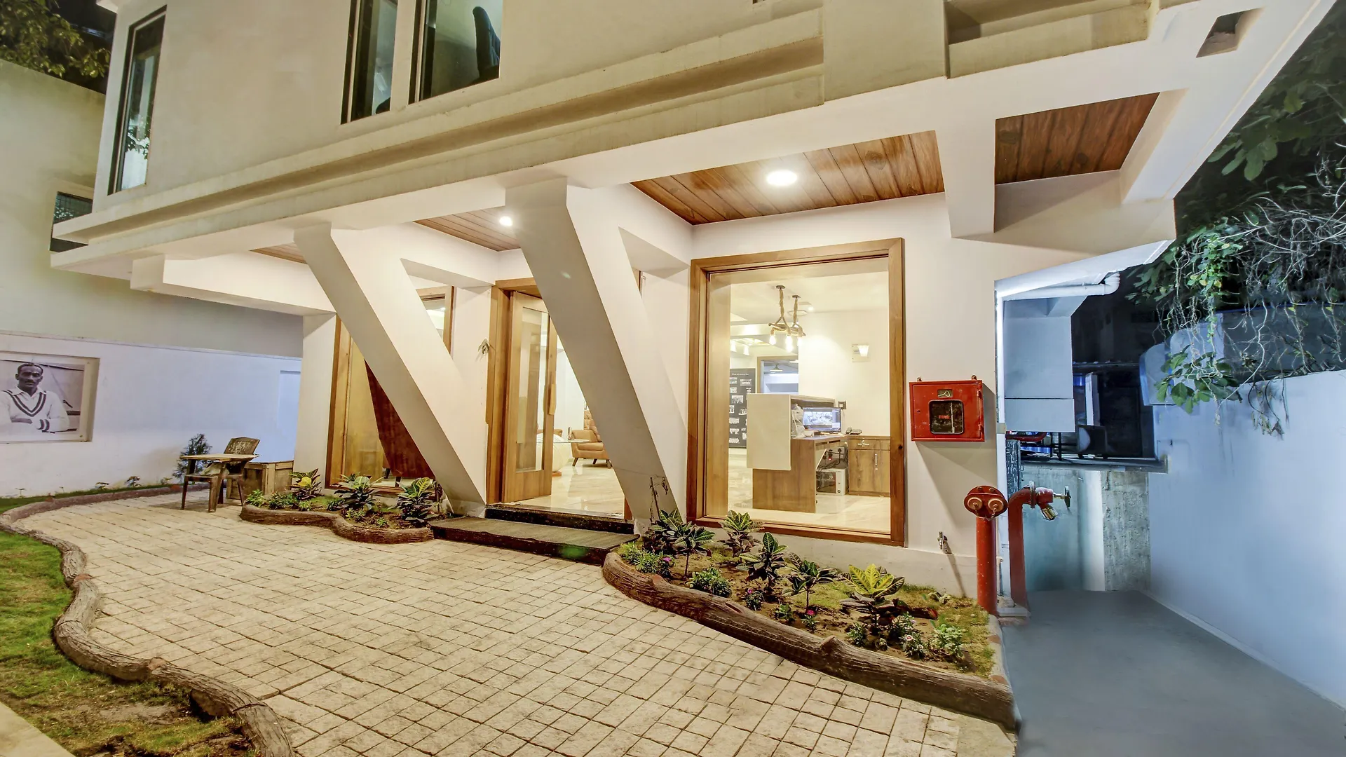 Staying Near Shri Swaminarayan Temple: 8 Treebo Hotels Compared