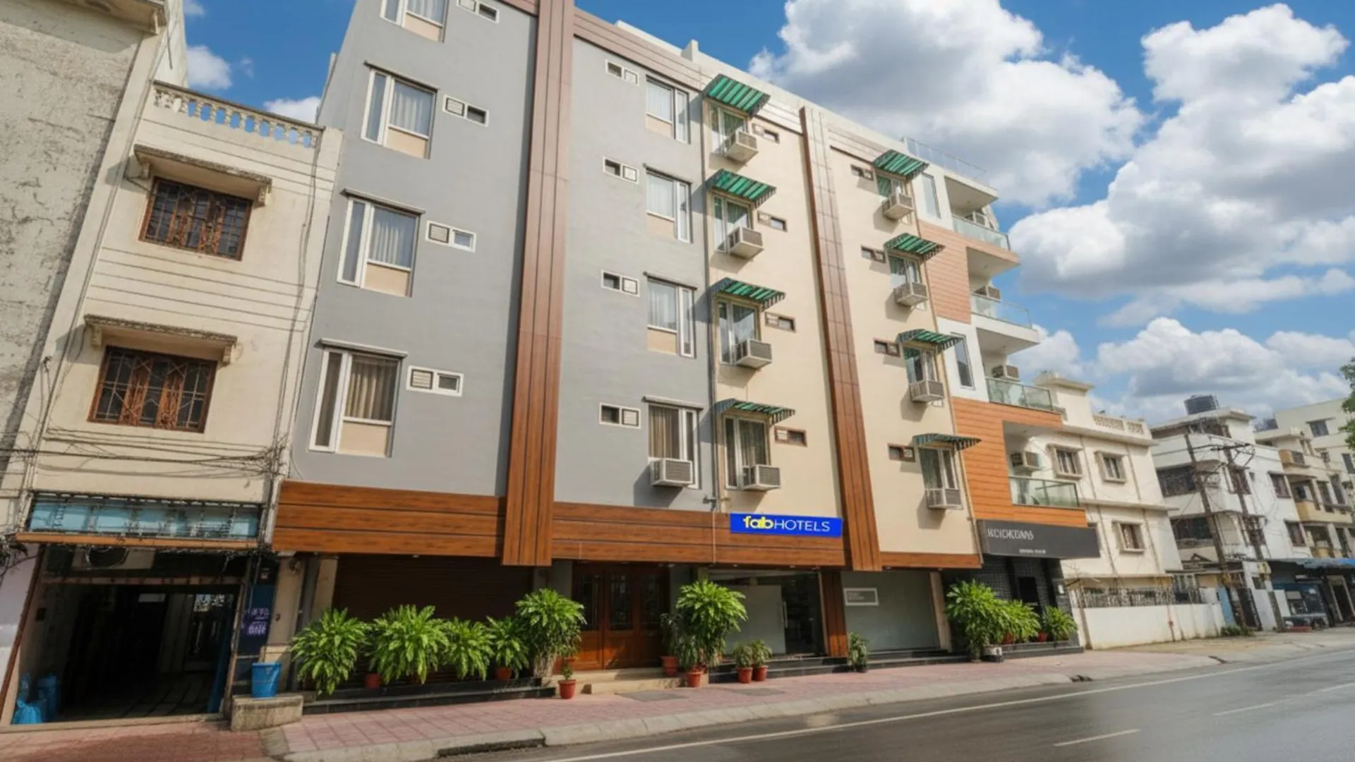 Near Gold Souk Mall: 15 Airport Hotels in Gurgaon Compared