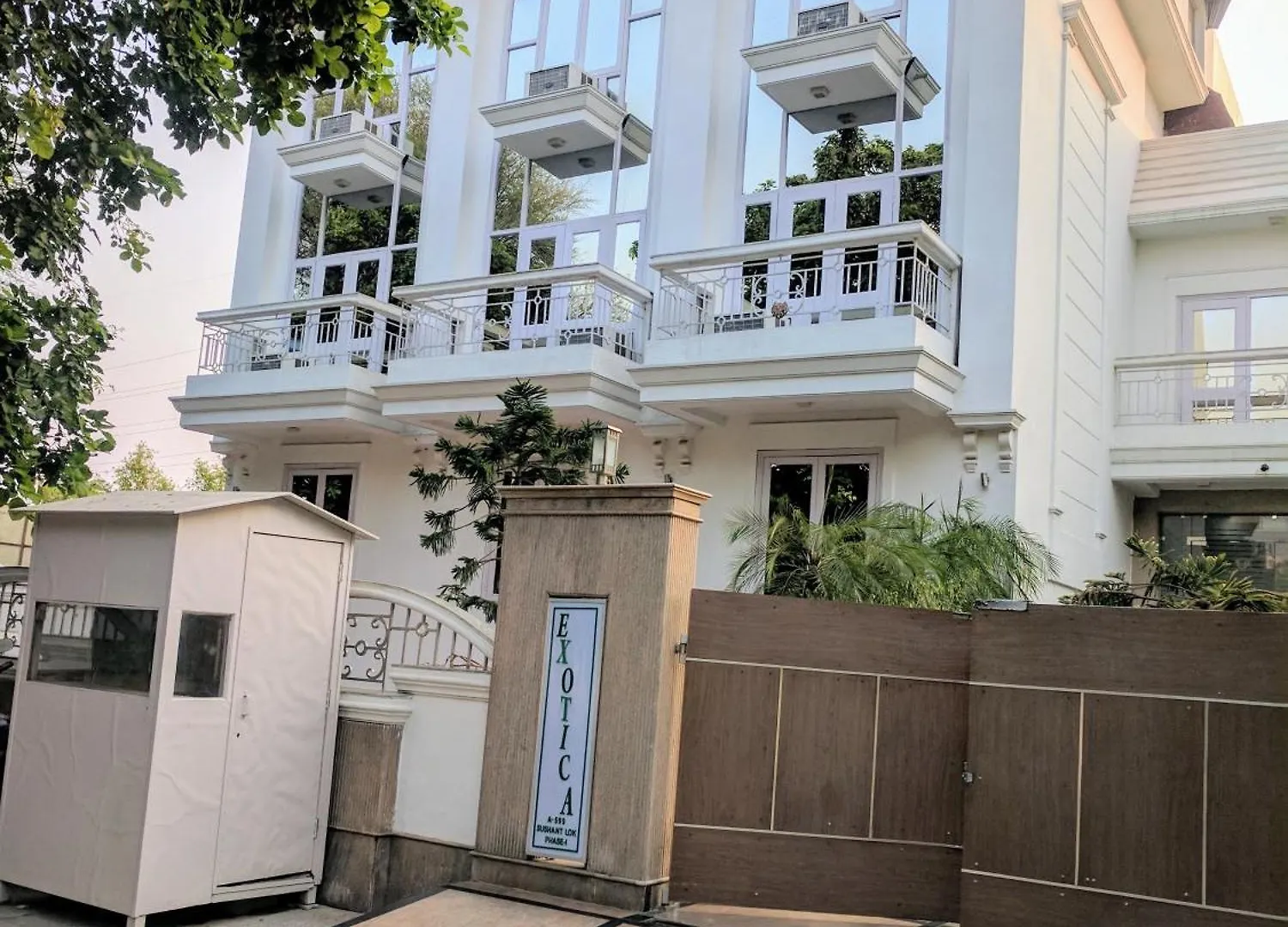 15 Business Hotels Near DLF Cyber Hub Worth Booking