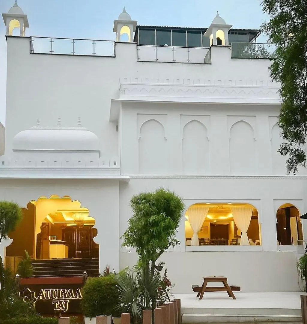 8 Business Hotels Near Mehtab Bagh Worth Booking in Agra