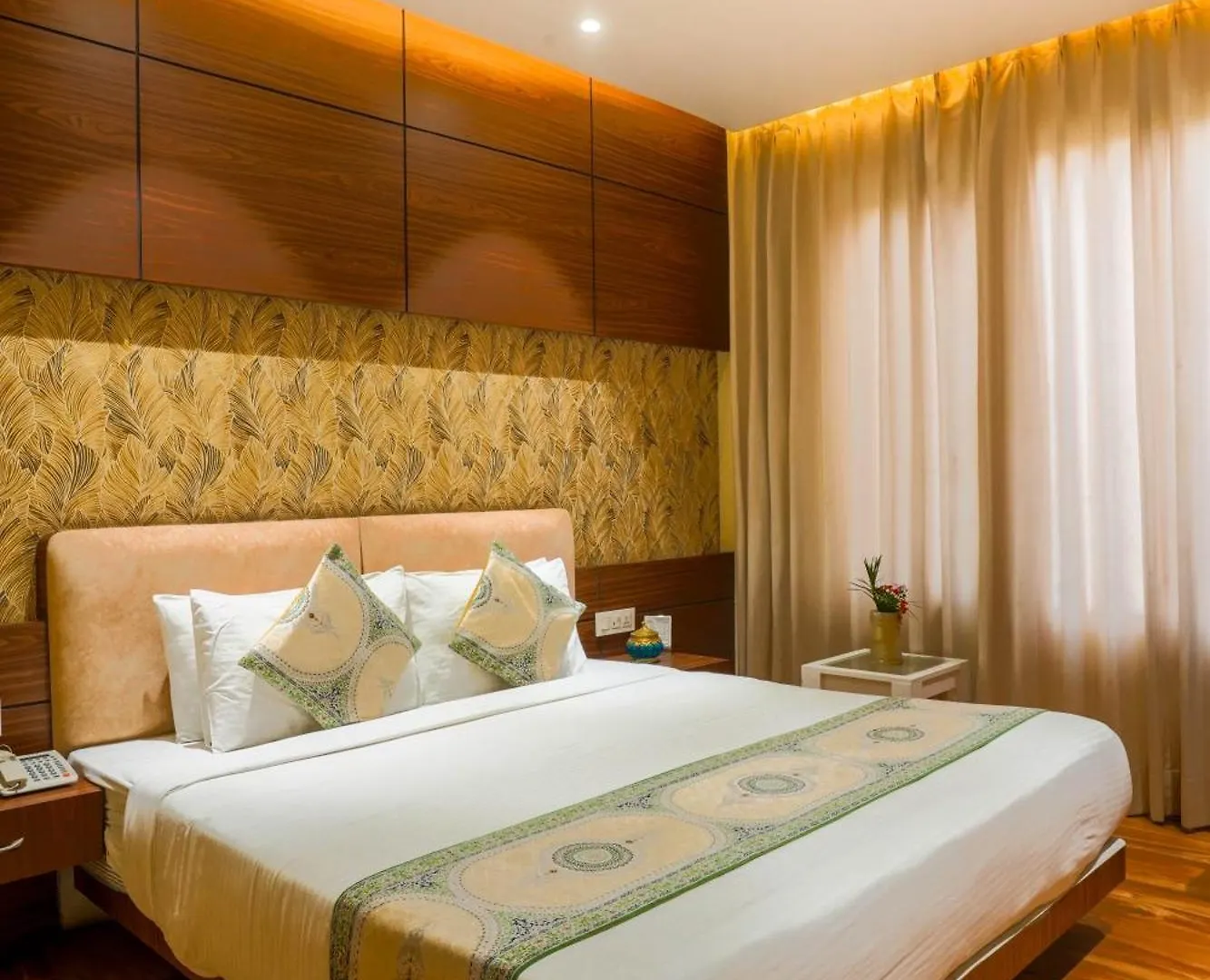 Staying Near Partition Museum: 10 Central Hotels Compared
