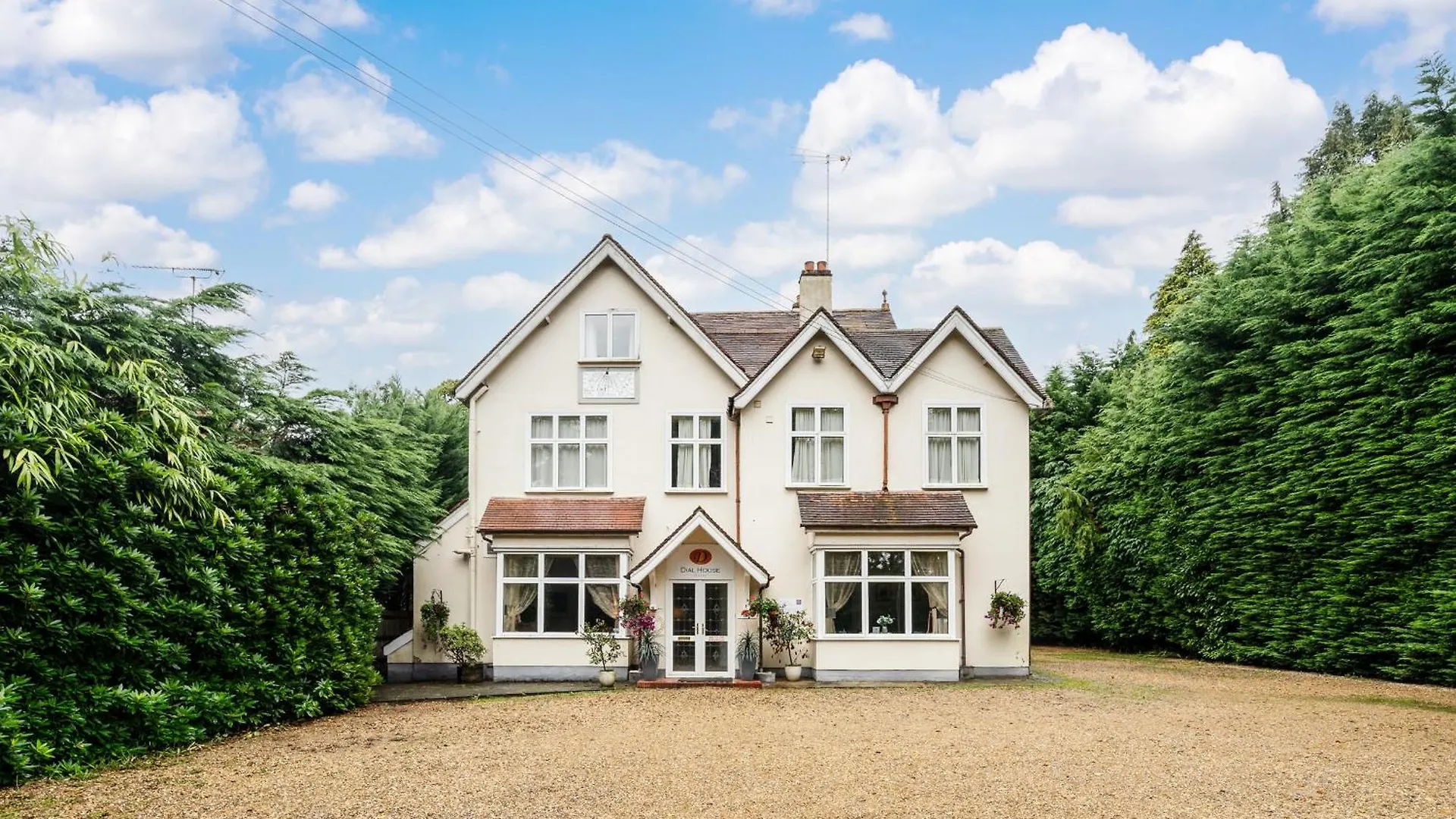 Staying Near Greenvale Stroke Club: 4 Romantic Hotels Compared