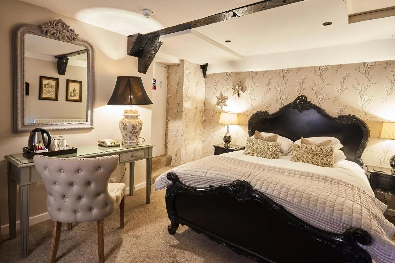 6 Romantic Hotels Near Chavenage House Worth Booking