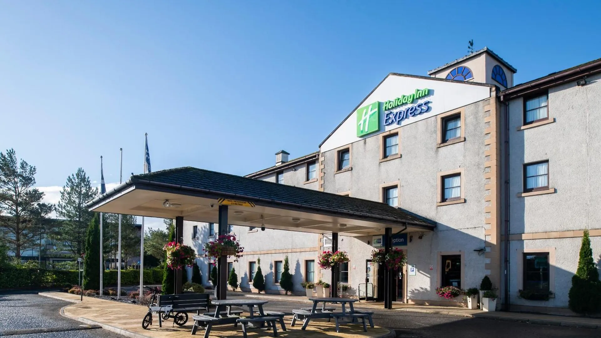 4 Family Hotels Near North Inch Golf Course That Deliver