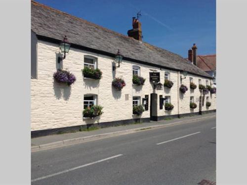 6 Central Hotels Close to Prideaux Place in Padstow