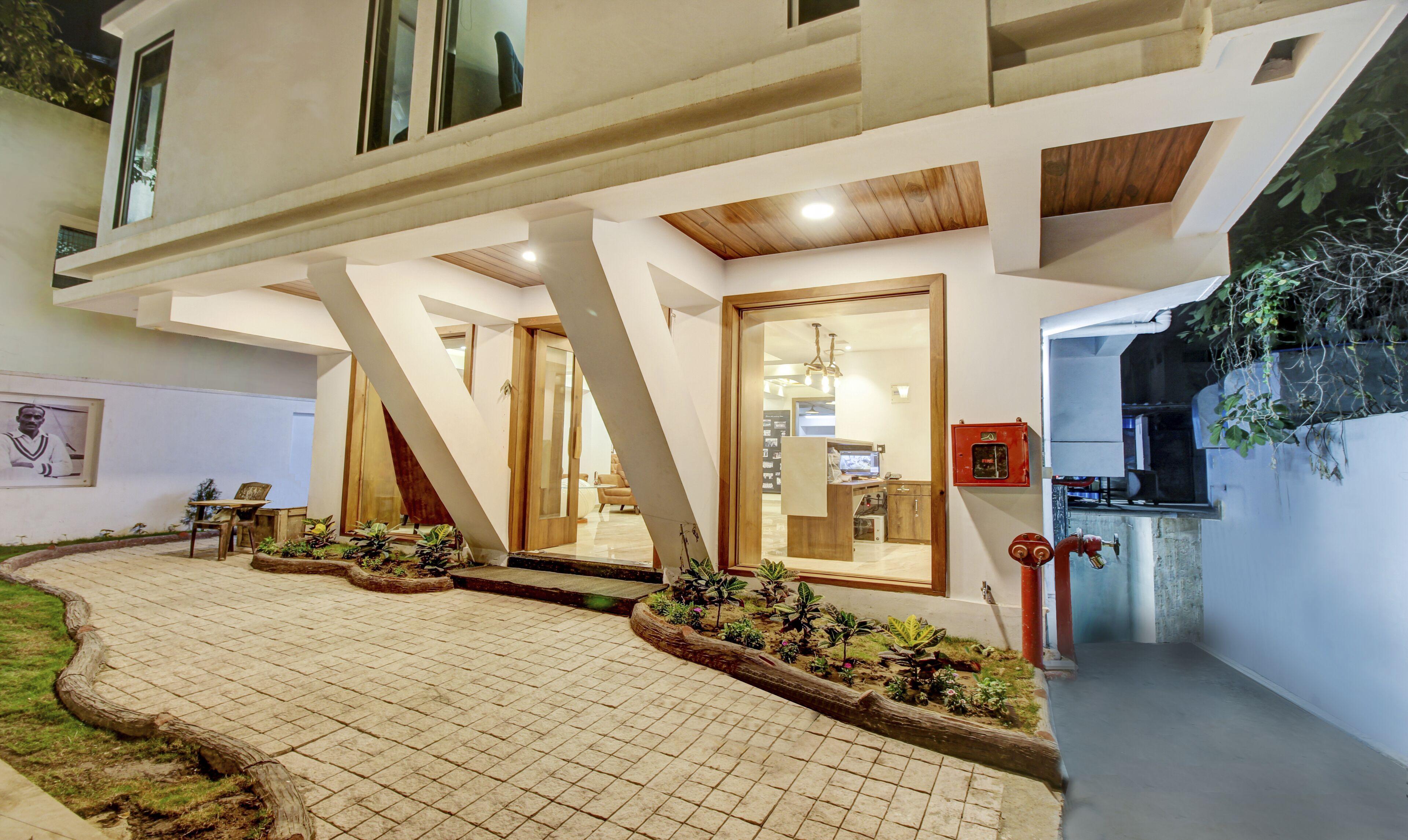 Staying Near Shri Swaminarayan Temple: 8 Treebo Hotels Compared