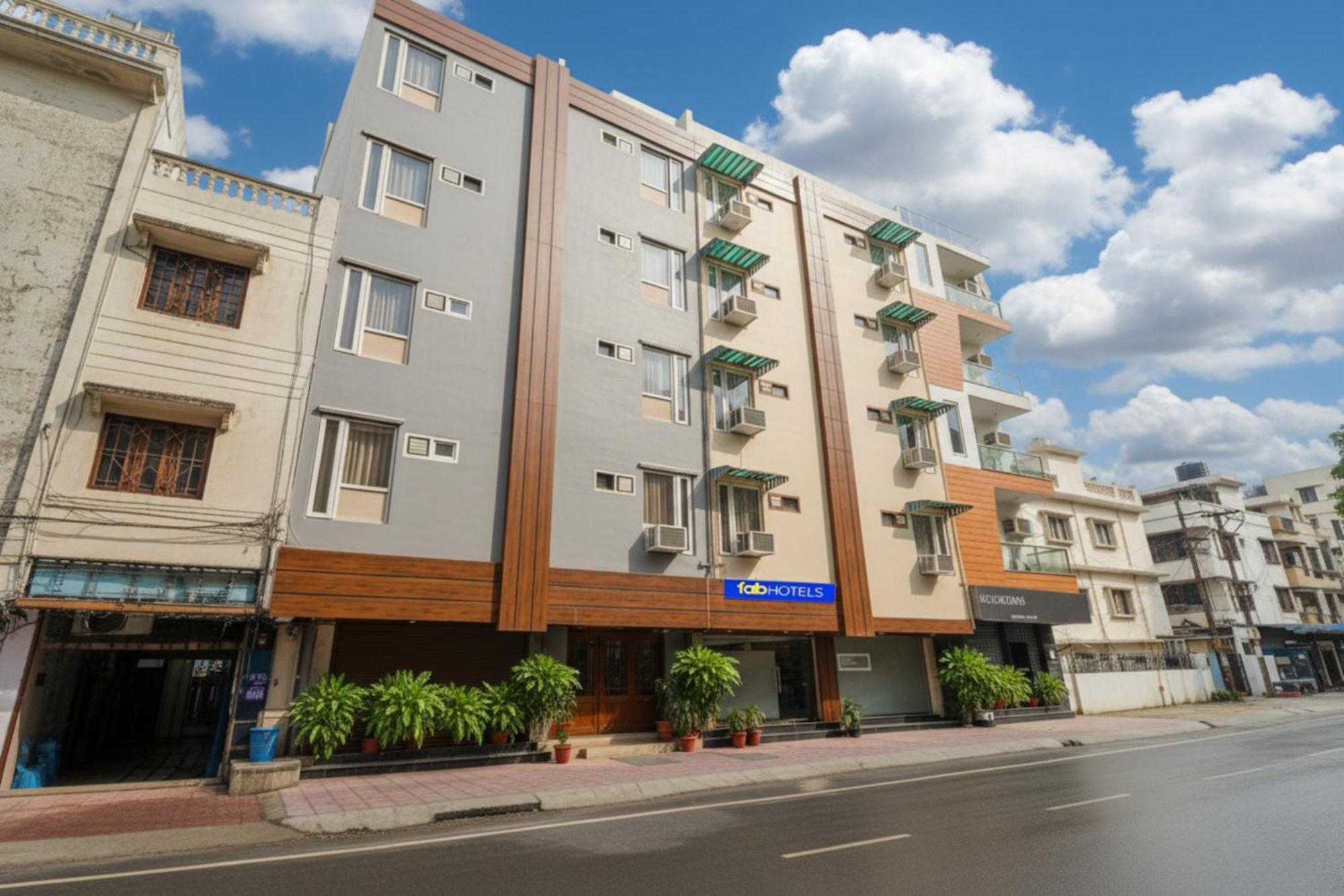 Near Gold Souk Mall: 15 Airport Hotels in Gurgaon Compared