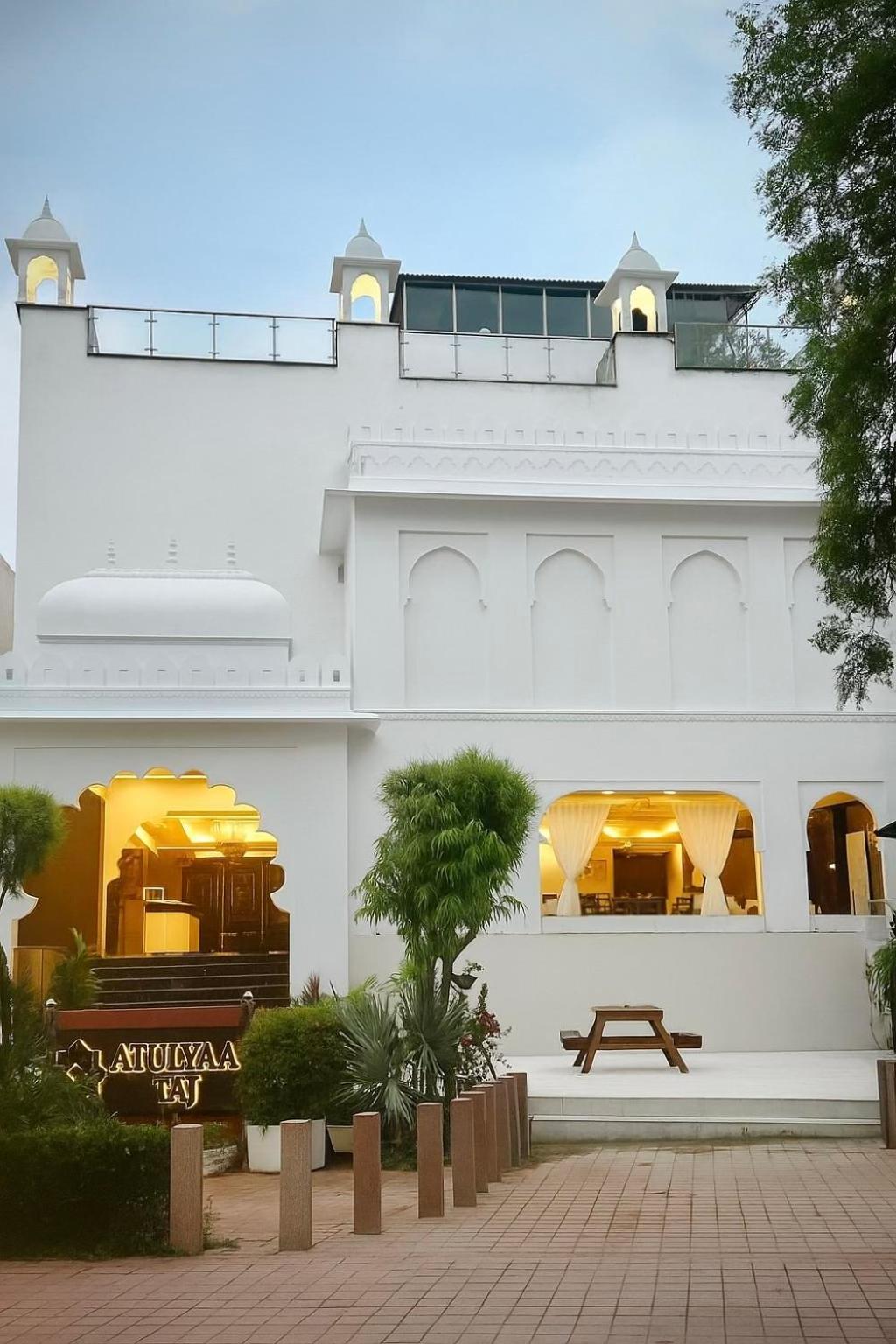 8 Business Hotels Near Mehtab Bagh Worth Booking in Agra