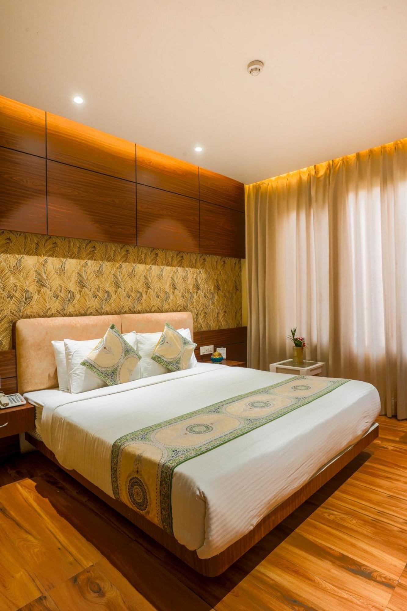 Staying Near Partition Museum: 10 Central Hotels Compared