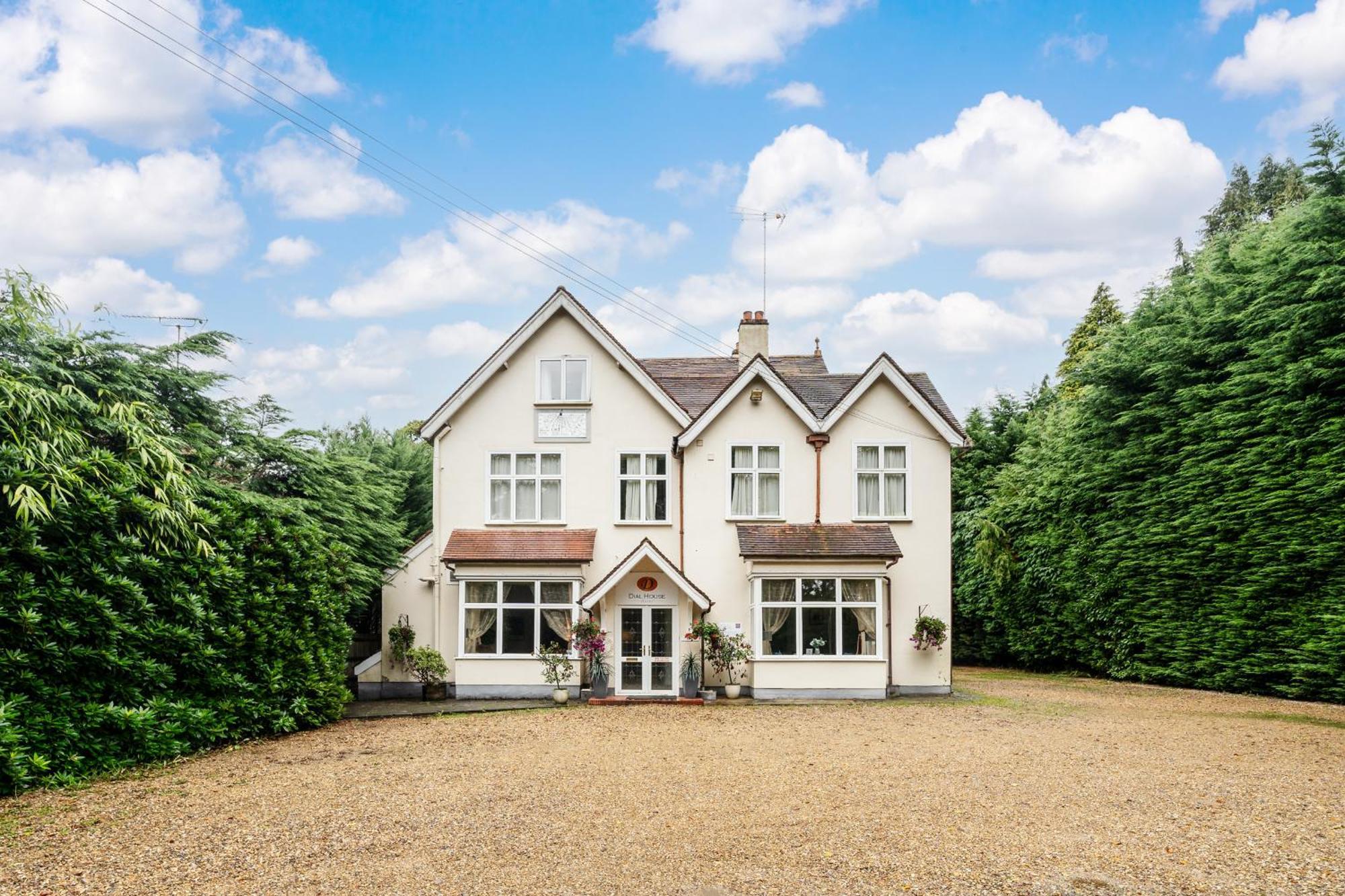 Staying Near Greenvale Stroke Club: 4 Romantic Hotels Compared